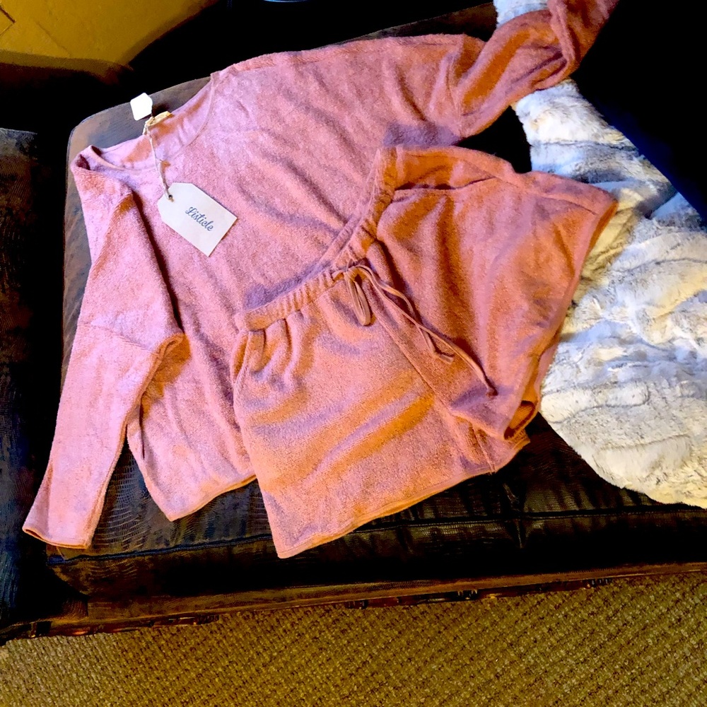 NWT boutique purchased lounge wear. Mauve in color. Small- big for a small.